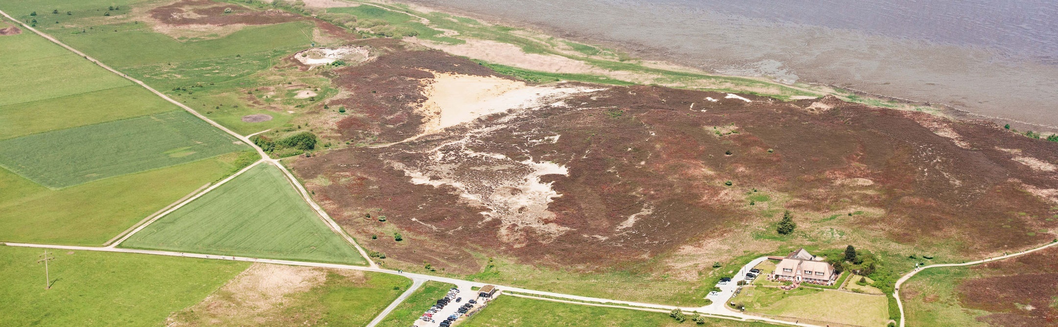 Luftaufnahme des Landhaus Severins Morsum Kliff und seiner Umgebung in Morsum, Sylt