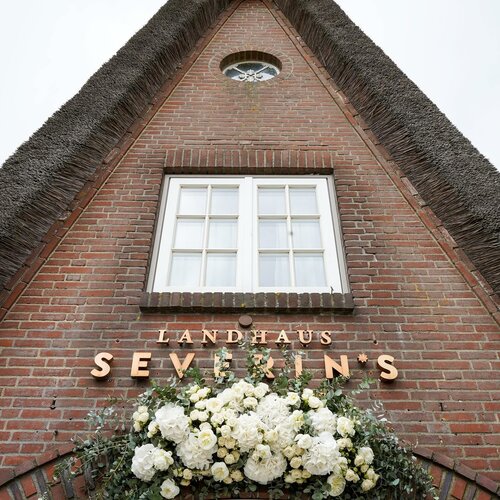 WEDDING DAY 🌸 Von den eleganten Blumenarrangements bis hin zu den liebevoll drapierten Stoffen – jedes Detail wurde...