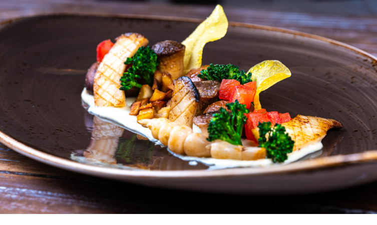 Gourmetgericht mit Pilzen, Brokkoli und Tomaten auf elegantem Teller im Landhaus Severin*s Morsum Kliff.