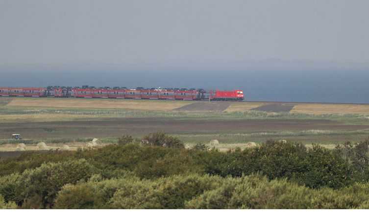 Ausblick vom Landhaus Severin*s bis zum Hindenburgdamm Blick aus dem Obergeschoss des Landhaus Severin*s auf einen ankommenden Autozug auf dem Hindenburgdamm