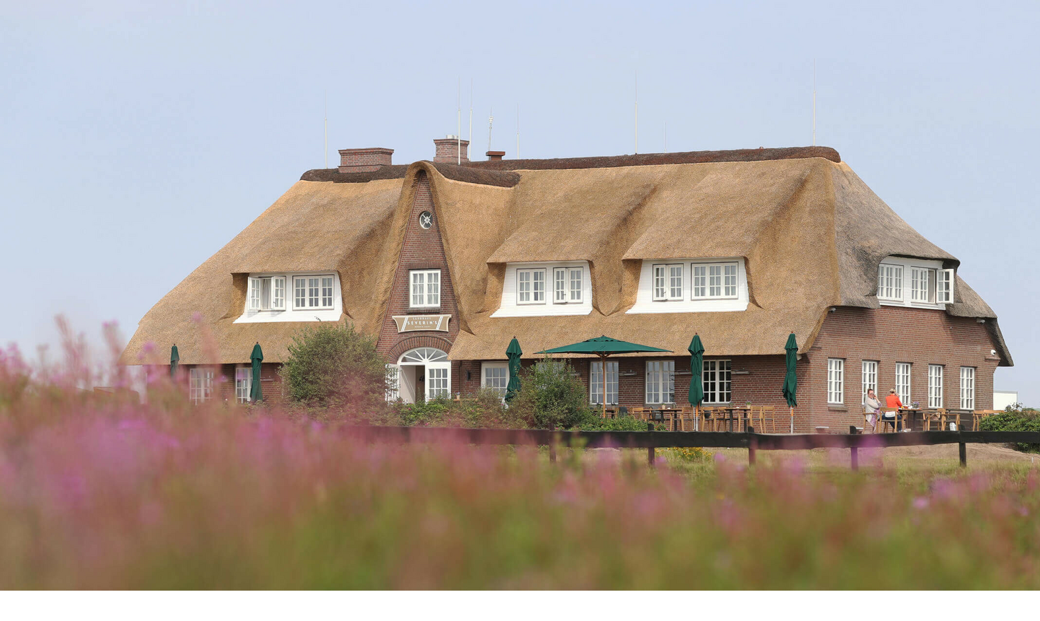 Außenaufnahme vom reetgedeckten Landhaus Severin*s Morsum Kliff