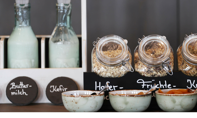 Frühstücksbuffet mit Milch, Kefir und Müsligläschen im Landhaus Severin*s Morsum Kliff auf Sylt.