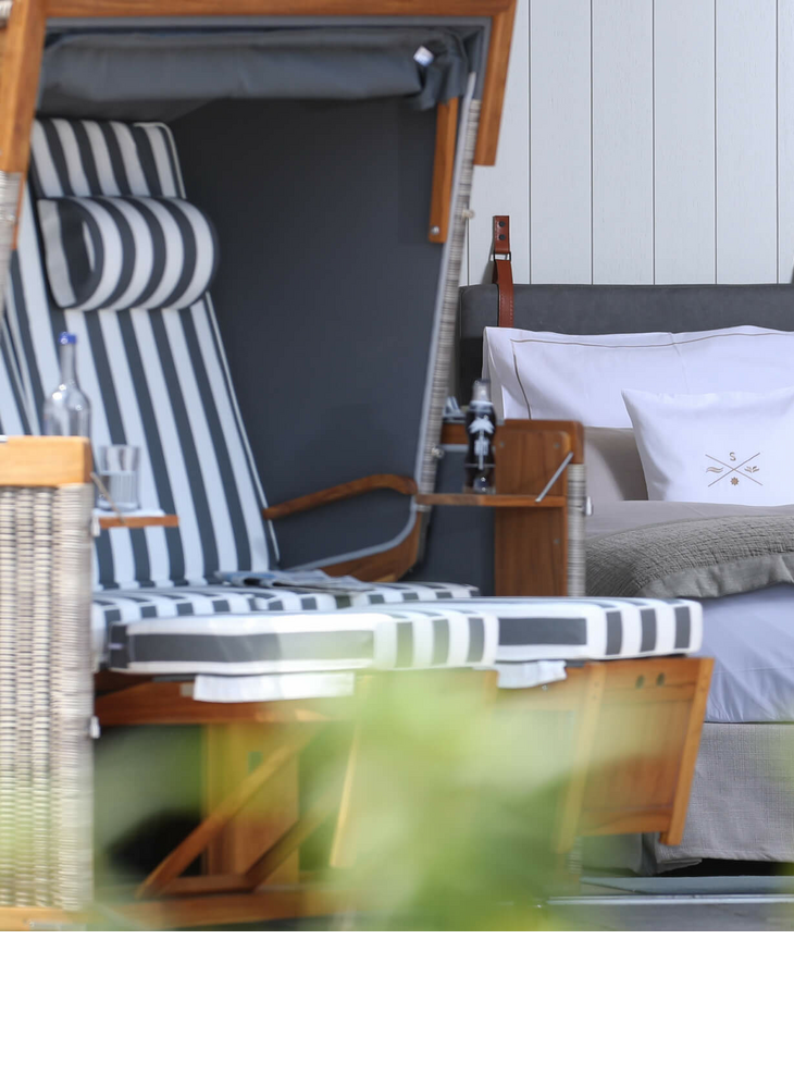 Terrasse mit Strandkorb vor dem Garden Landhaus-Zimmer