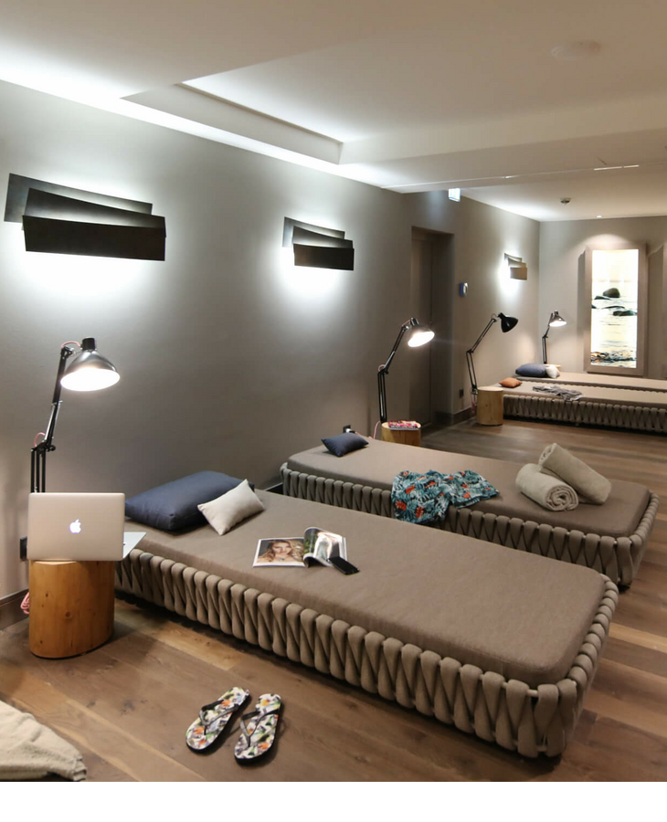 Moderner Ruheraum mit Liegen, Decken und Lampen im Hotel Landhaus Severin*s Morsum Kliff, Sylt.