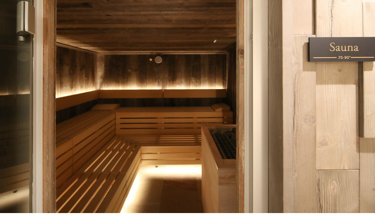 Sauna im Landhaus Severin*s Morsum Kliff auf Sylt Sauna im Hotel Landhaus Severin*s Morsum Kliff mit Holzverkleidung und sanfter Beleuchtung.
