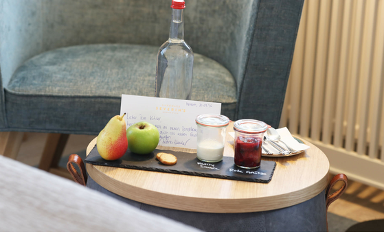 Obst und Dessertgläser auf einem Tisch im Landhaus Severin*s Morsum Kliff, gemütliche Sitzecke im Hintergrund.