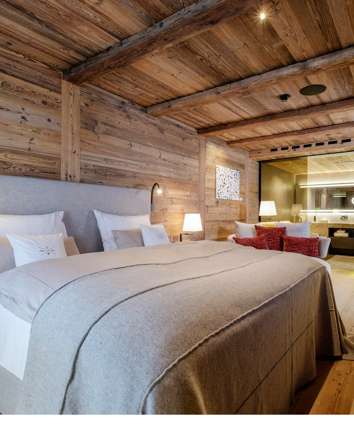 Schlafzimmer/Bad in der Senior Suite im Severins Hotel in Lech