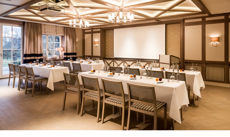 Heller Konferenzraum im Severin*s Resort & Spa mit gedeckten Tischen und moderner Präsentationstechnik.