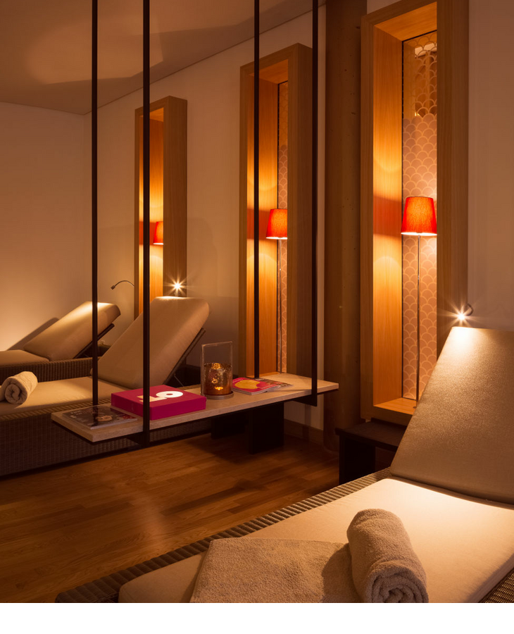 Gemütlicher Spa-Ruheraum mit Liegen, weichen Handtüchern und stimmungsvoller Beleuchtung im Hotel Severin*s Resort & Spa.