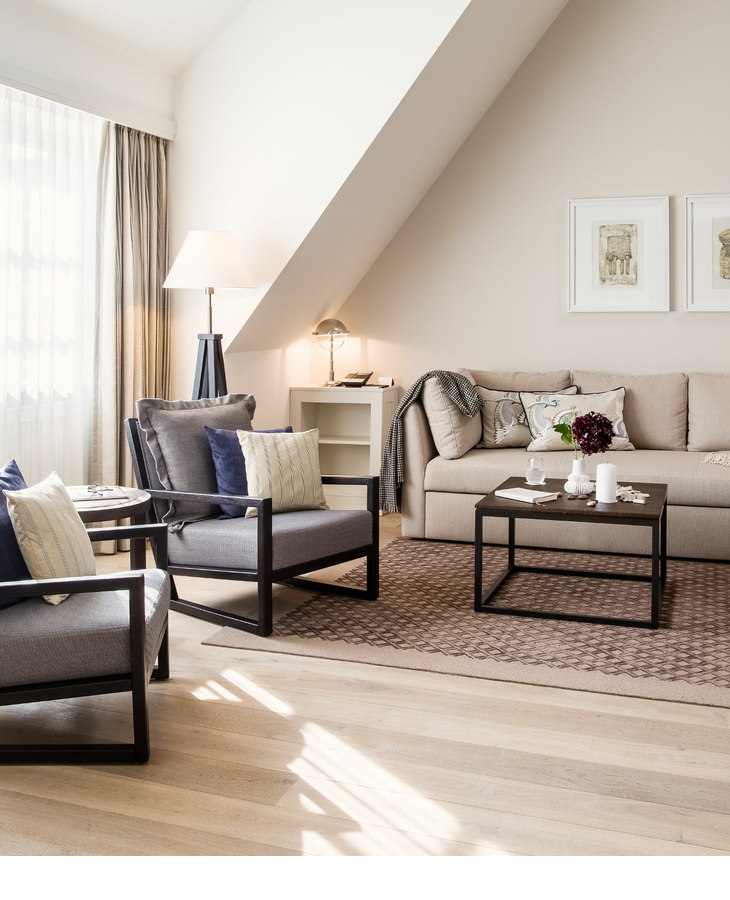 Gemütlicher Wohnbereiches mit Sofaecke und zwei Sesseln im Doppelzimmer des Hotels Severin*s Resort & Spa