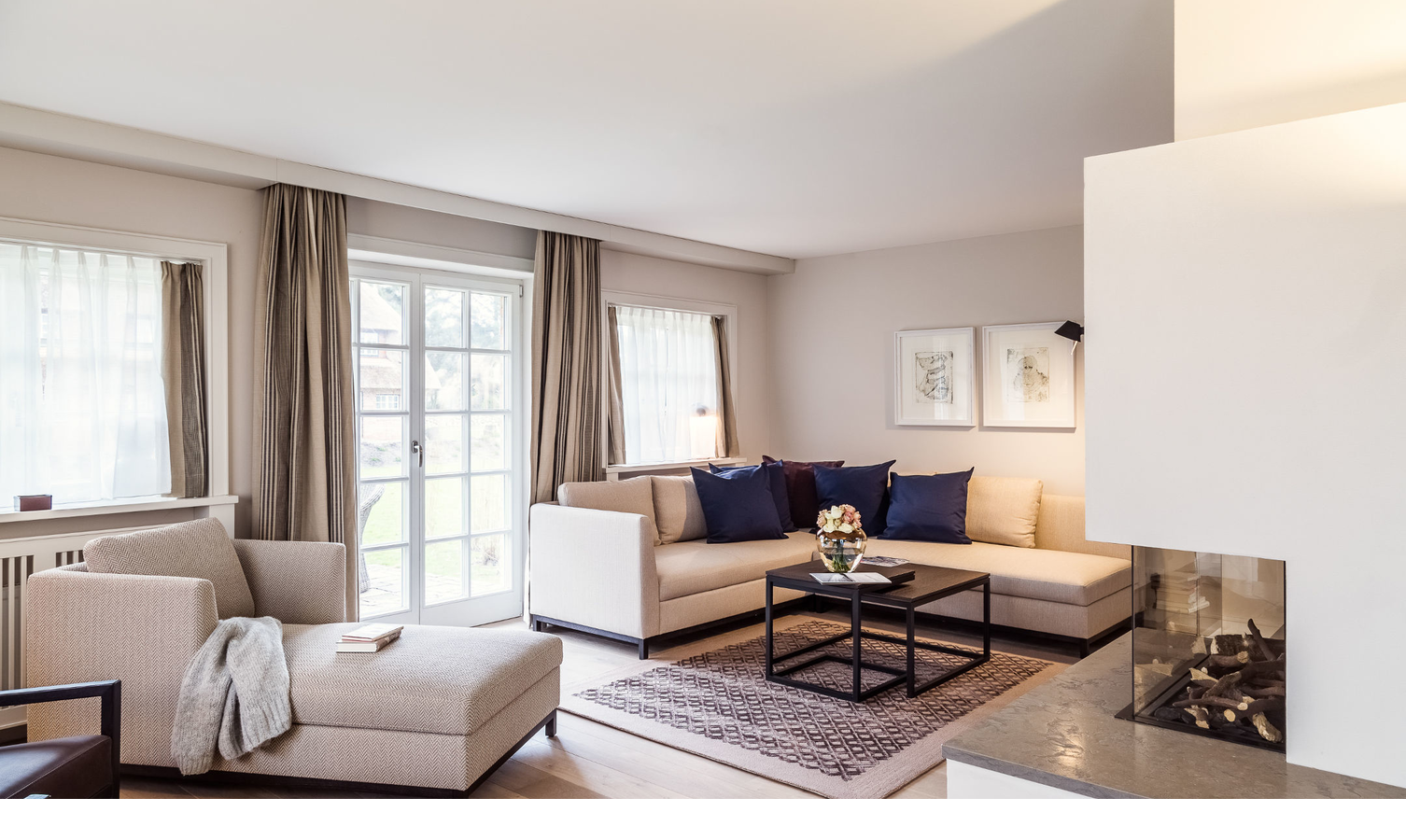 Blick auf das Wohnzimmer mit Kamin im Hausteil Severin*s im Severin*s Resort & Spa auf Sylt