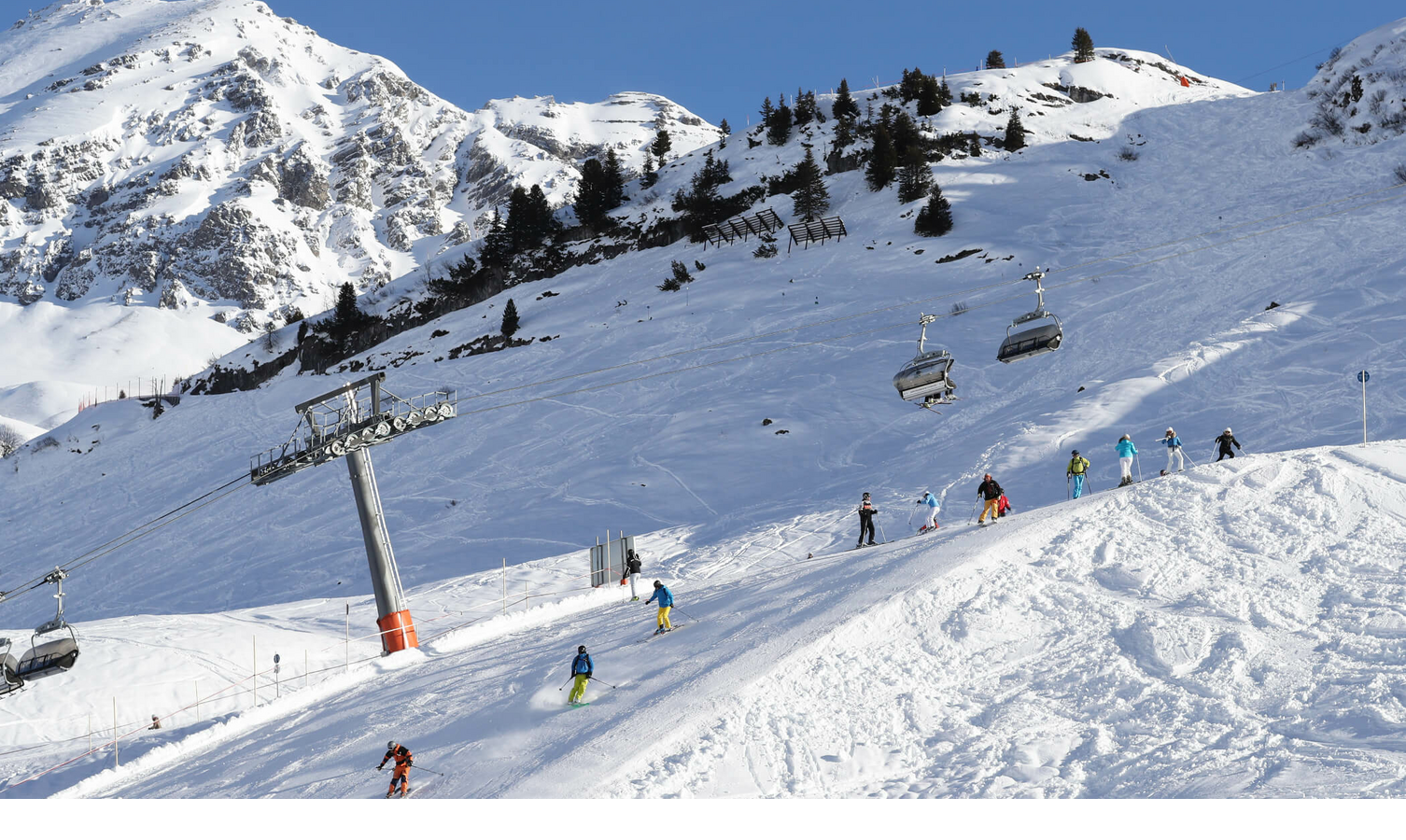 Verschneite Berghänge und Skilift im Skigebiet Lech am Arlberg