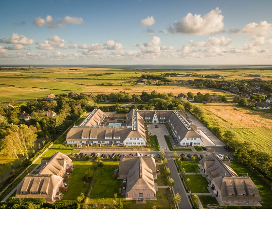 Gelände-Draufsicht auf das Areal des Hotel Severin*s Resort & Spa sowie der Küste Sylts per Drohne