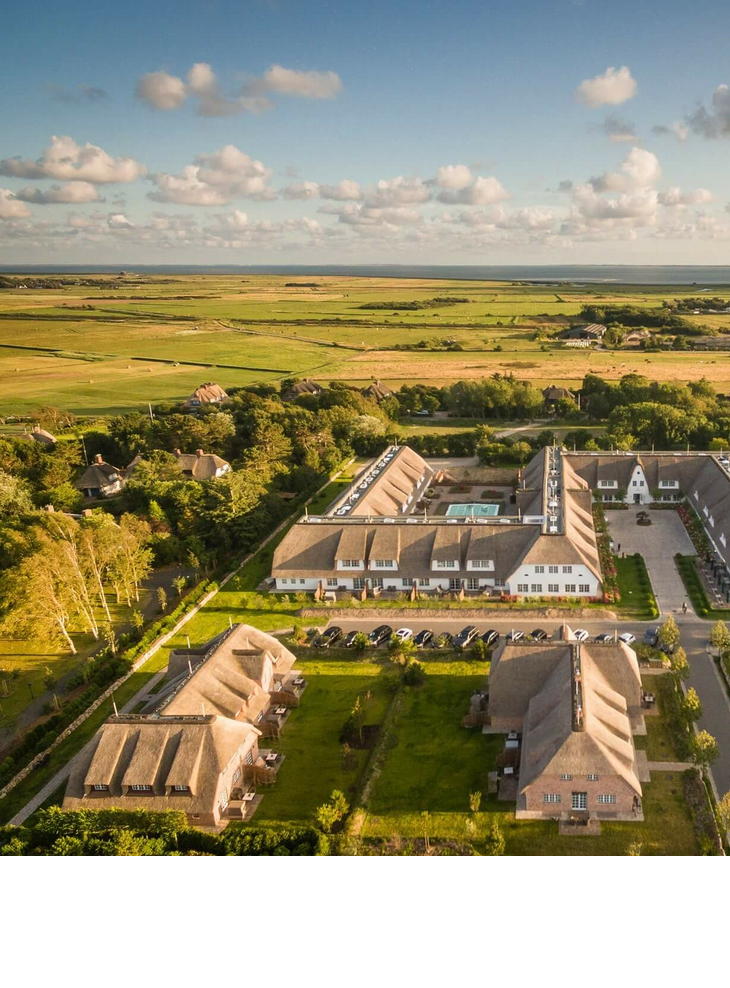 Gelände-Draufsicht auf das Areal des Hotel Severin*s Resort & Spa sowie der Küste Sylts per Drohne